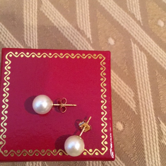 Pearl earring studs 🌼🌻 - Picture 2 of 5